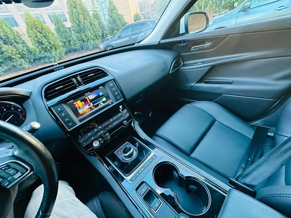 2017 Jaguar XE - Image 18 of 20