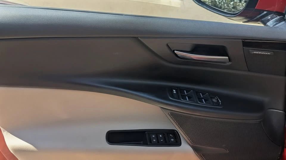 2017 Jaguar XE - Image 16 of 17