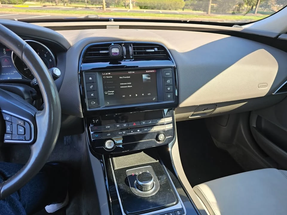 2017 Jaguar XE - Image 10 of 17