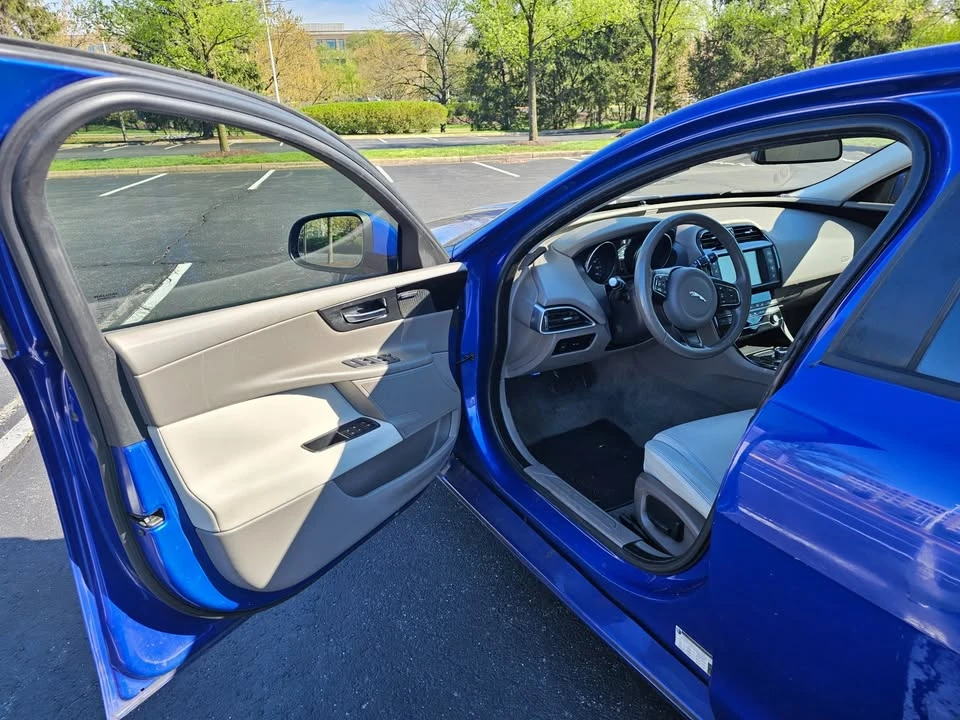 2017 Jaguar XE - Image 7 of 17