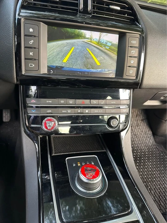 2017 Jaguar XE - Image 9 of 12