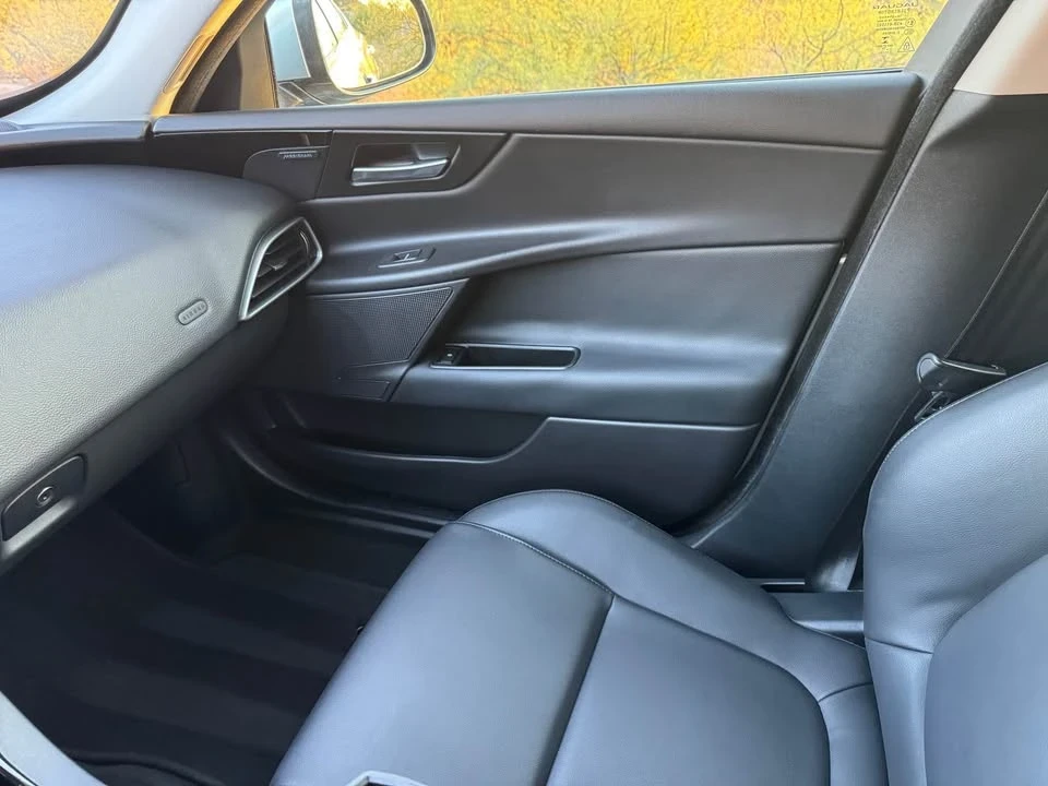 2017 Jaguar XE - Image 7 of 10
