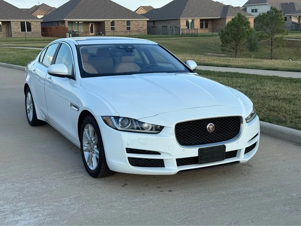 2017 Jaguar XE - Image 10 of 15