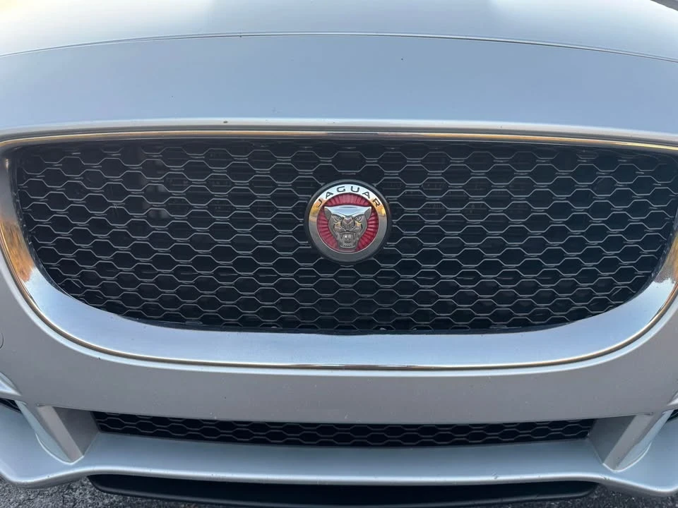 2017 Jaguar XE - Image 9 of 10