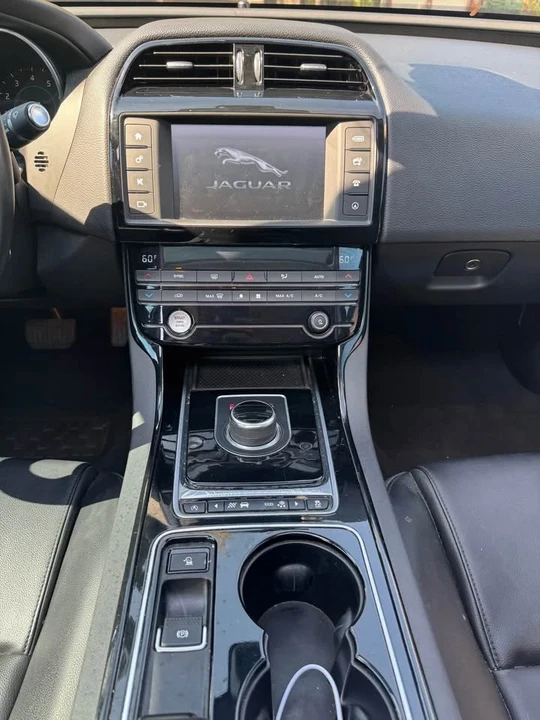 2017 Jaguar XE - Image 10 of 18
