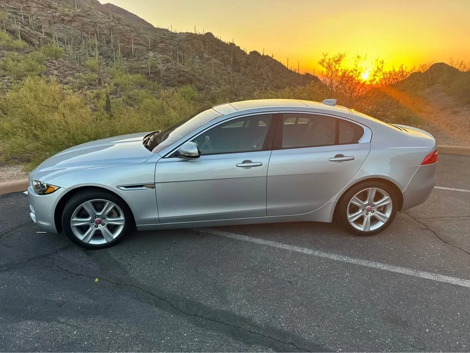 2017 Jaguar XE - Image 4 of 10