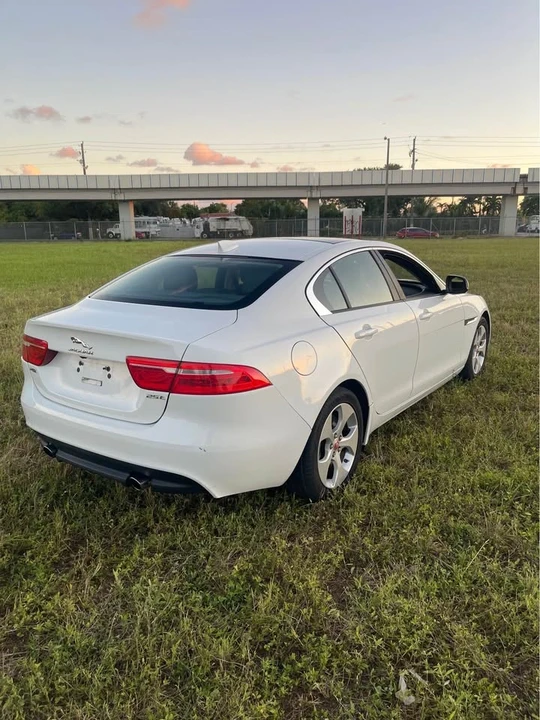 2017 Jaguar XE - Image 5 of 10