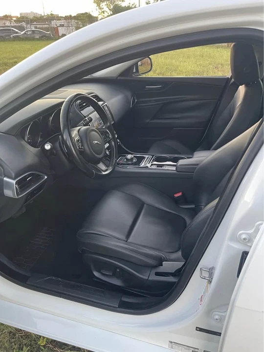 2017 Jaguar XE - Image 9 of 10