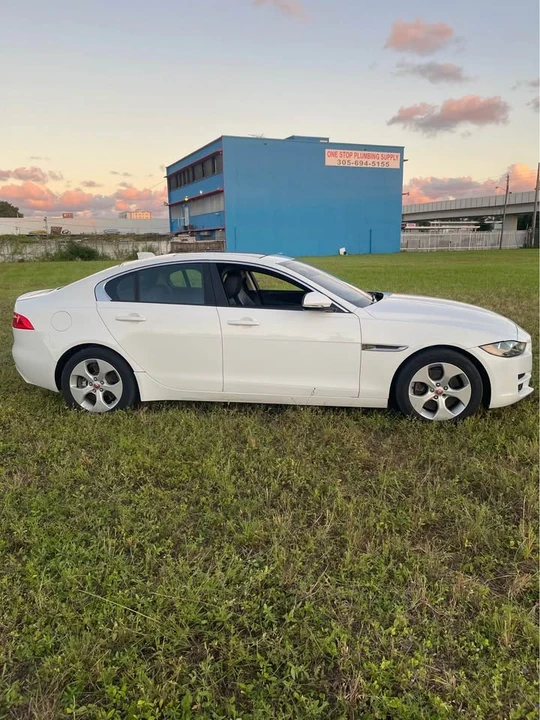 2017 Jaguar XE - Image 4 of 10