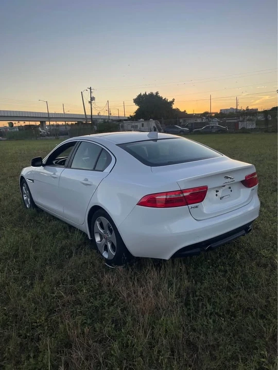 2017 Jaguar XE - Image 7 of 10