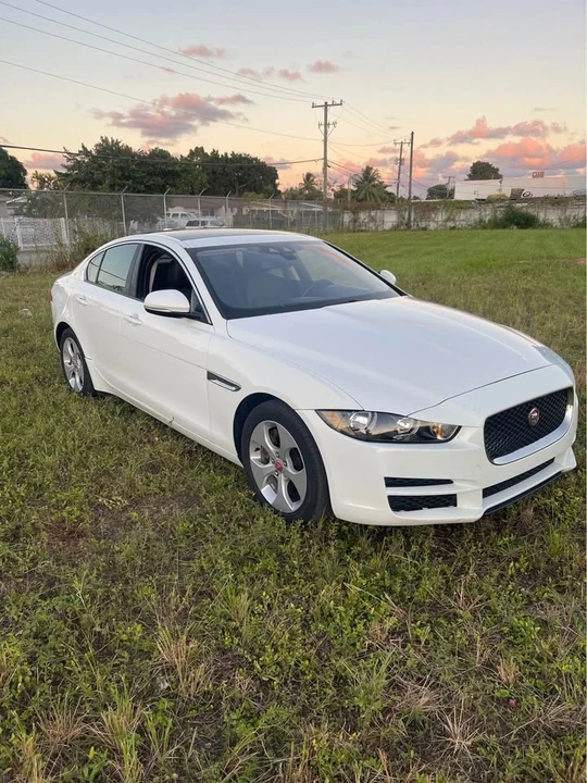 2017 Jaguar XE - Image 3 of 10