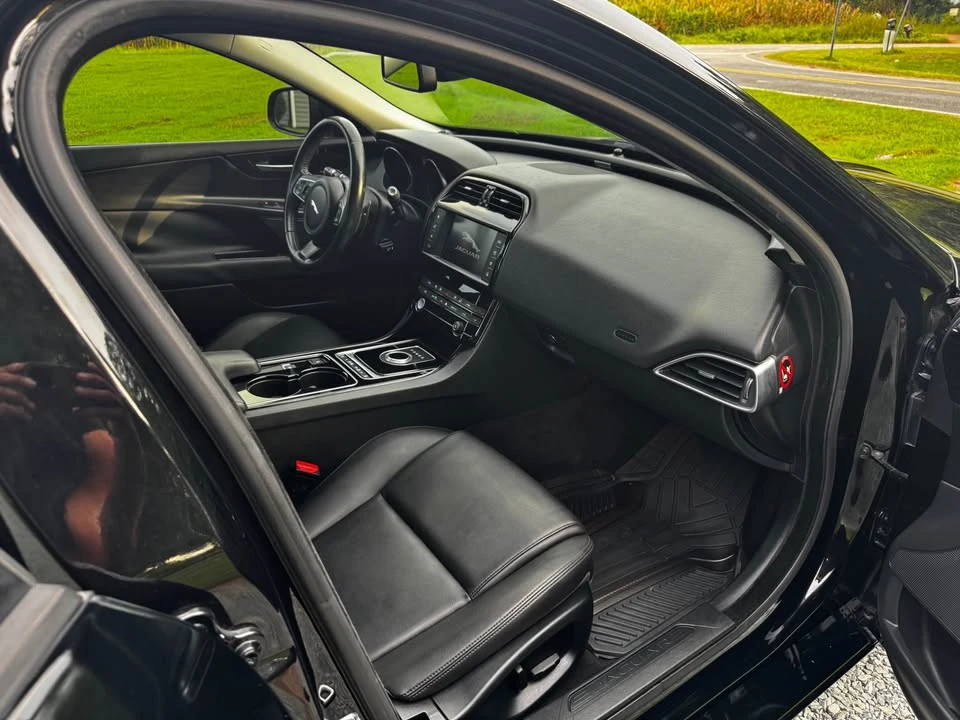 2017 Jaguar XE - Image 5 of 7