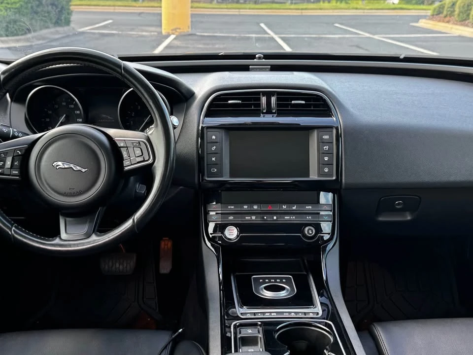 2017 Jaguar XE - Image 6 of 7