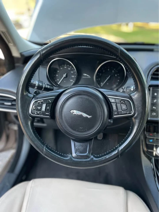 2017 Jaguar XE - Image 9 of 19
