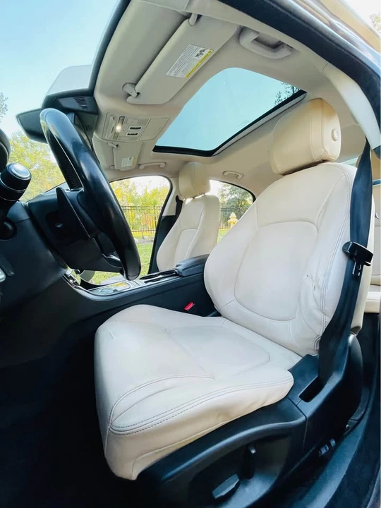 2017 Jaguar XE - Image 11 of 19