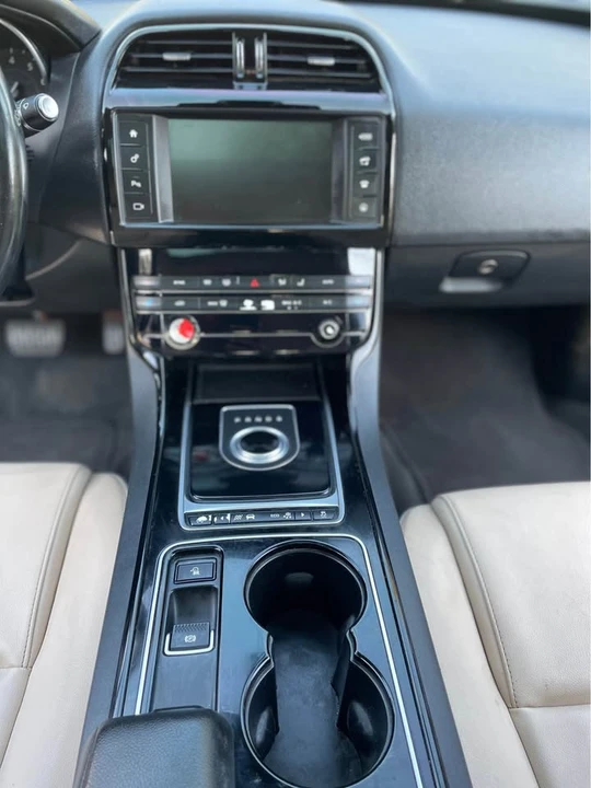 2017 Jaguar XE - Image 17 of 19