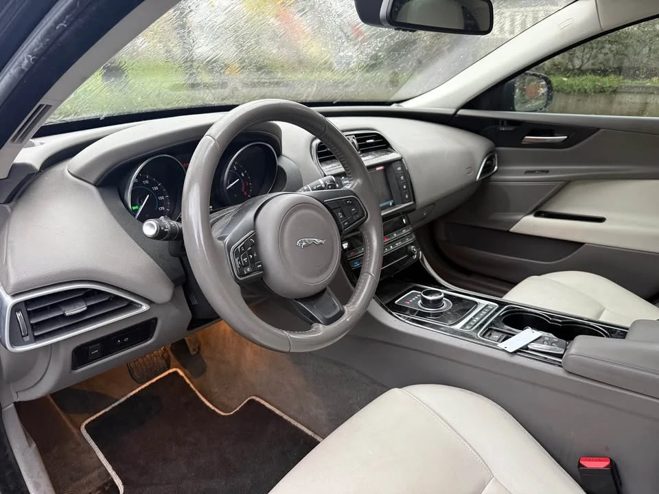 2017 Jaguar XE - Image 10 of 15