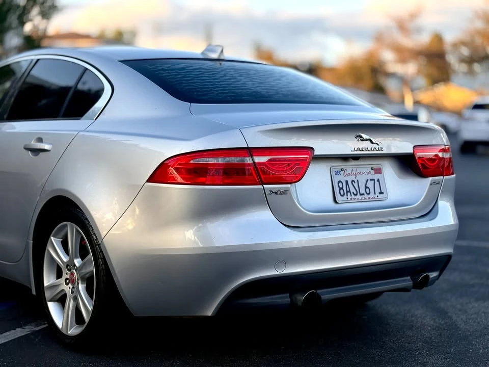 2017 Jaguar XE - Image 10 of 16