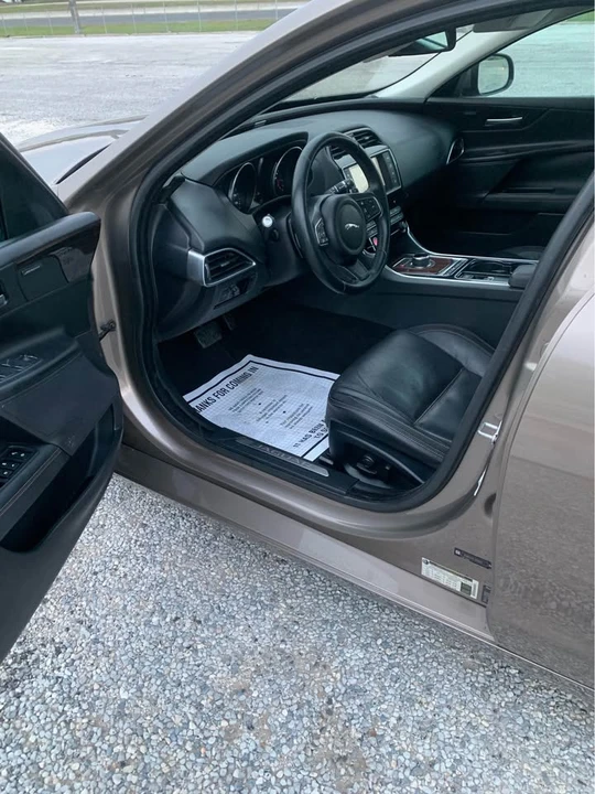 2017 Jaguar XE - Image 5 of 7