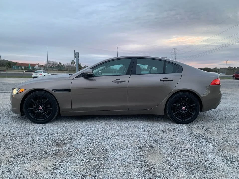 2017 Jaguar XE - Image 2 of 7