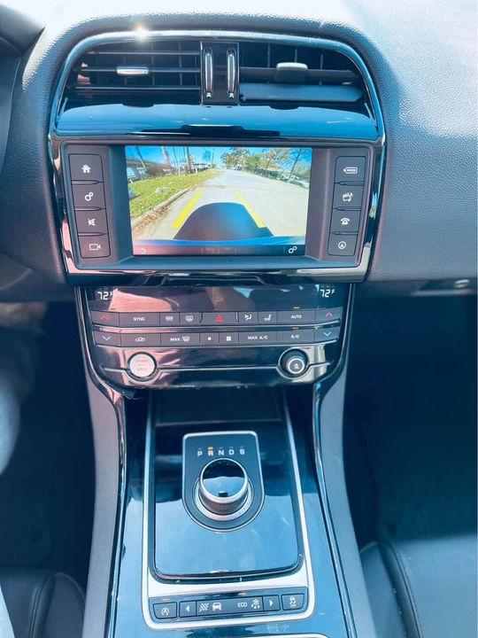 2017 Jaguar XE - Image 17 of 19