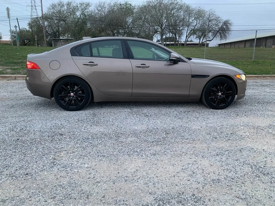 2017 Jaguar XE - Image 4 of 7
