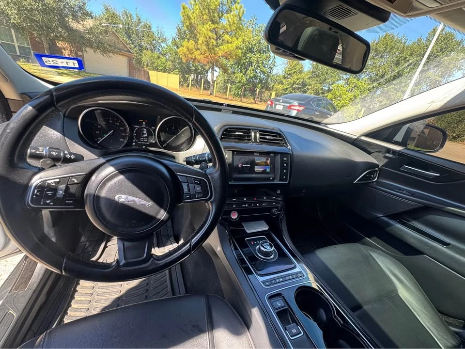 2017 Jaguar XE - Image 5 of 7