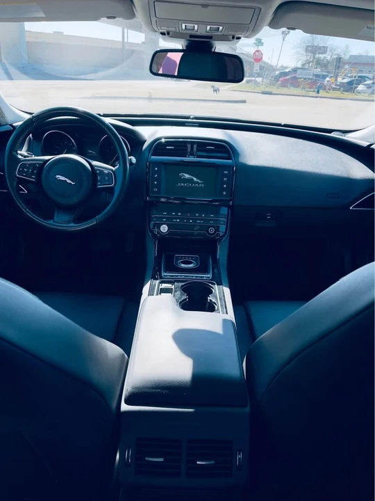 2017 Jaguar XE - Image 13 of 19