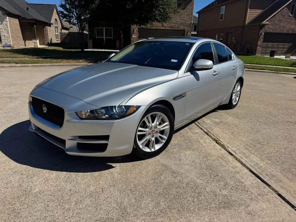 2017 Jaguar XE - Image 2 of 7