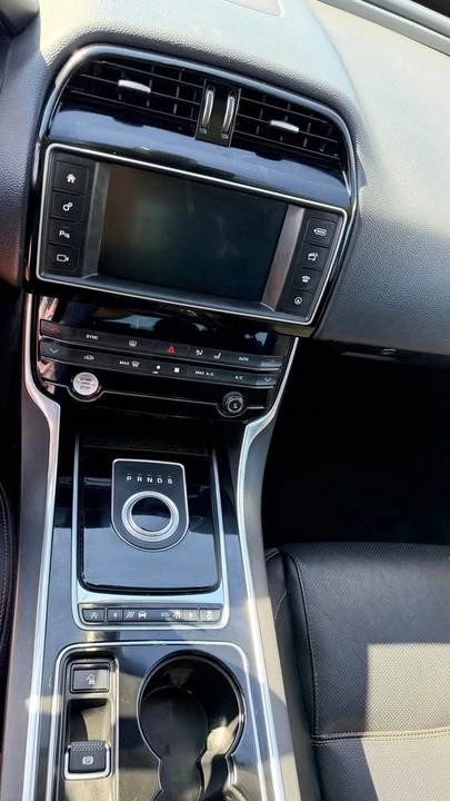 2017 Jaguar XE - Image 18 of 20