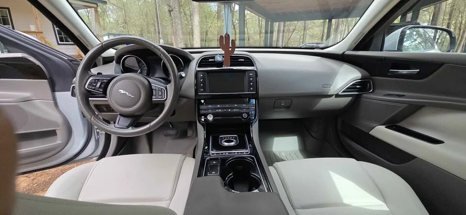 2017 Jaguar XE - Image 10 of 14