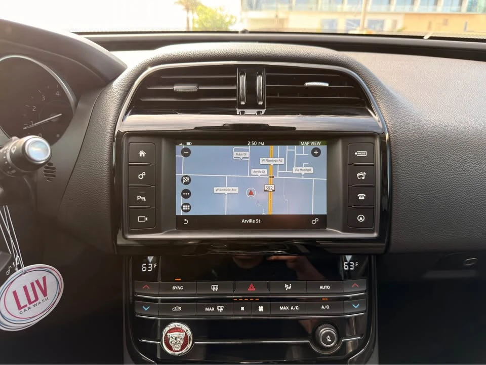 2017 Jaguar XE - Image 10 of 20