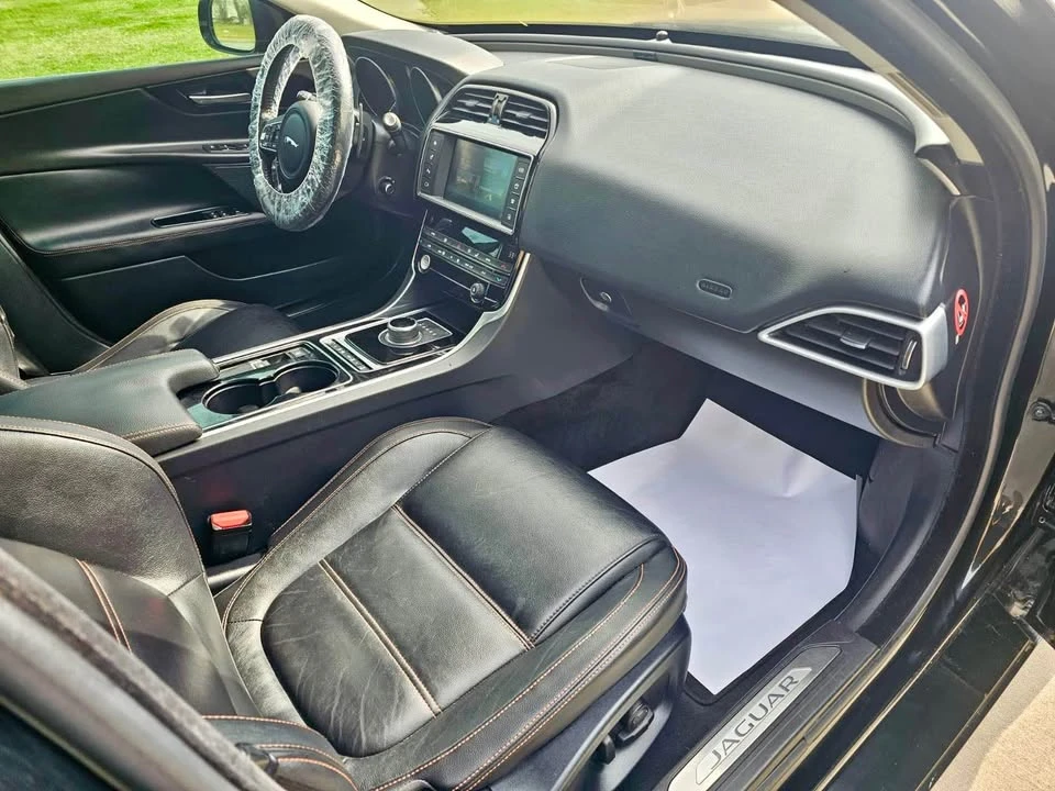 2017 Jaguar XE - Image 5 of 7