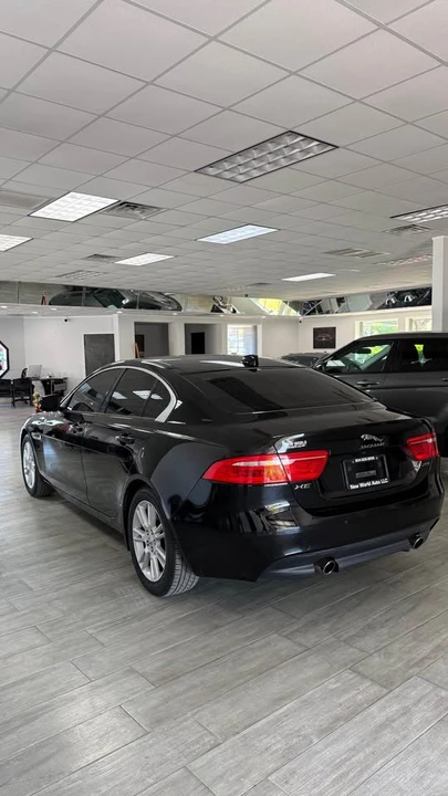 2017 Jaguar XE - Image 4 of 15