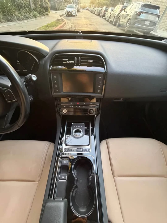 2017 Jaguar XE - Image 9 of 16