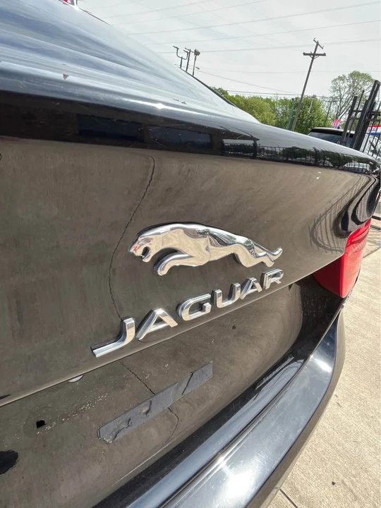 2017 Jaguar XE - Image 6 of 17