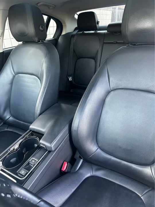 2017 Jaguar XE - Image 6 of 11