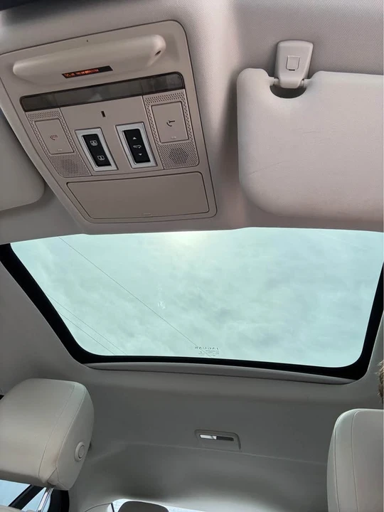 2017 Jaguar XE - Image 13 of 20