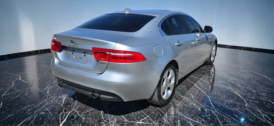 2017 Jaguar XE - Image 5 of 8