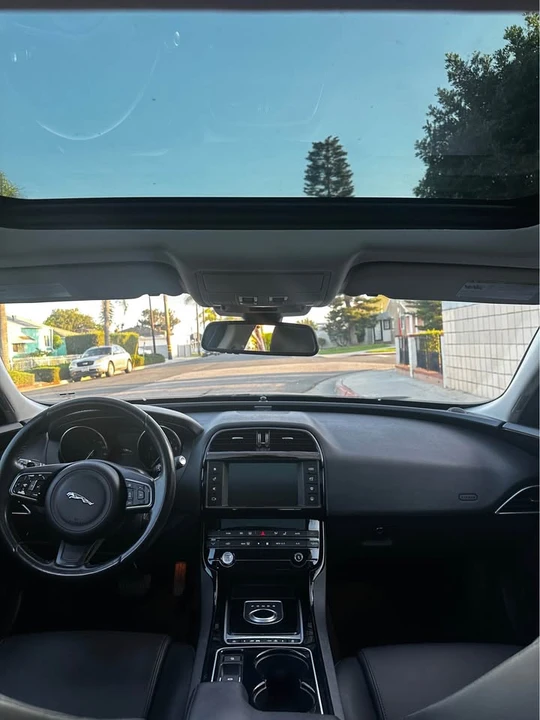 2017 Jaguar XE - Image 10 of 11