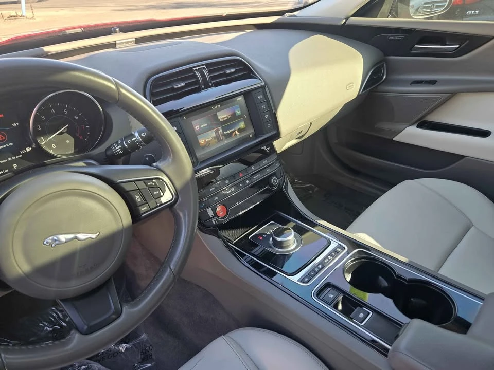 2017 Jaguar XE - Image 7 of 10