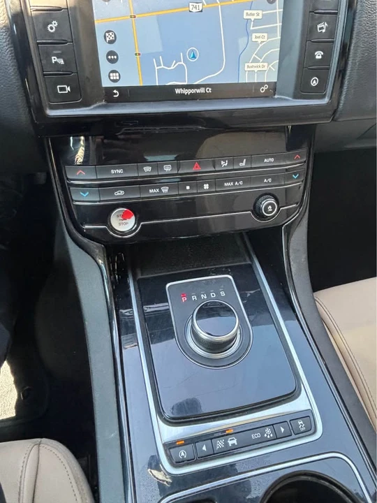 2017 Jaguar XE - Image 15 of 20