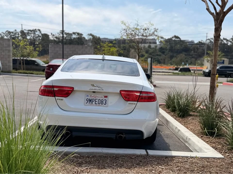 2017 Jaguar XE - Image 5 of 13
