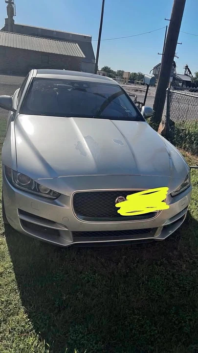 2017 Jaguar XE - Image 2 of 8