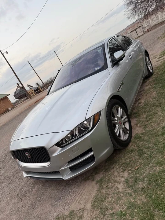 2017 Jaguar XE - Image 7 of 8