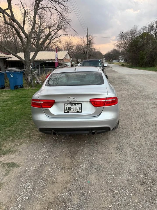 2017 Jaguar XE - Image 5 of 8