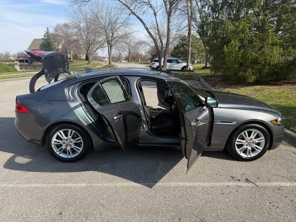 2017 Jaguar XE - Image 5 of 9