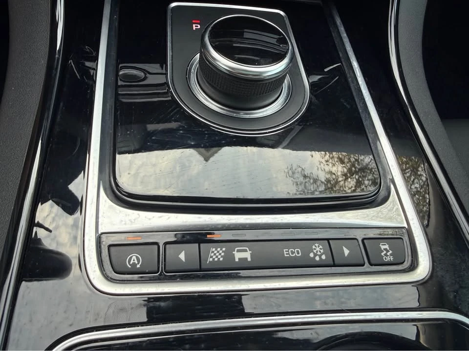 2017 Jaguar XE - Image 6 of 9