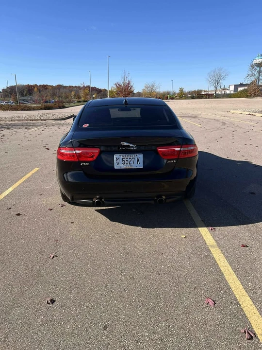 2017 Jaguar XE - Image 5 of 10