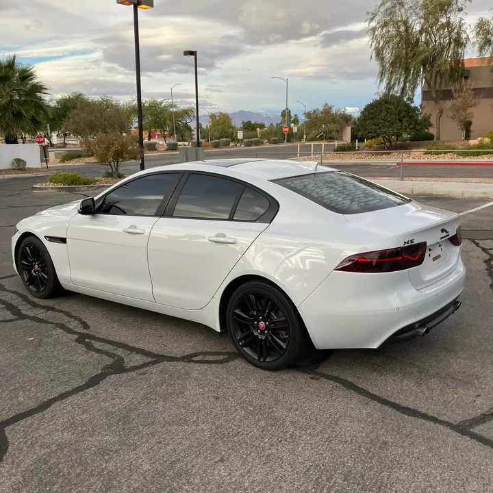 2017 Jaguar XE - Image 5 of 18